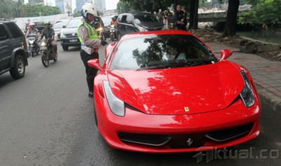 Tidak Ber Plat Nomor, Mobil Sport Ferrari Ini di Tilang Polisi