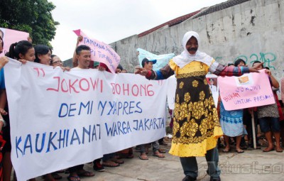 Tolak Jokowi Nyapres Bapak-Bapak Demo Pakai Daster
