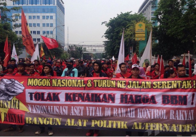 Tolak Kenaikan BBM, PPRI Tutup Jalan Salemba Raya