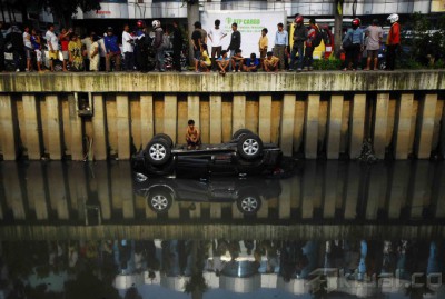 Toyota Fortuner Nyemplung di Kali Cideng