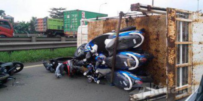 Truk Muatan Motor Terguling di Tol Cakung