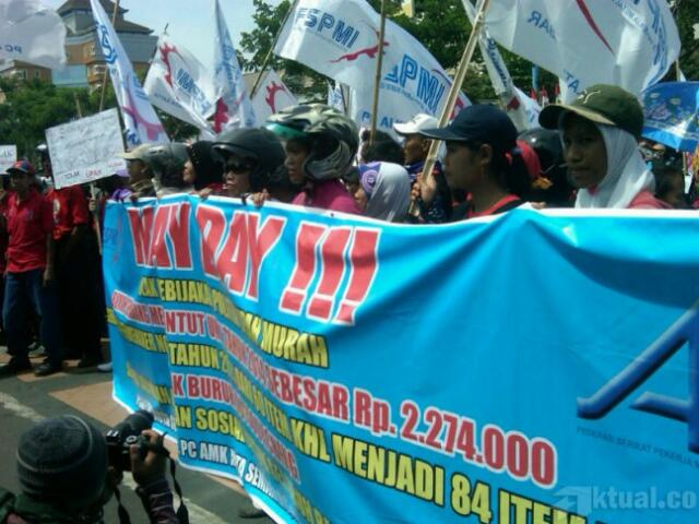 Tuntut Kenaikan UMK, Buruh di Pekalongan Mogok Nasional