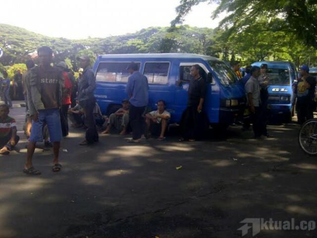 Unjuk Rasa, Sopir Angkot di Malang Tolak Keberadaan Bus Sekolah