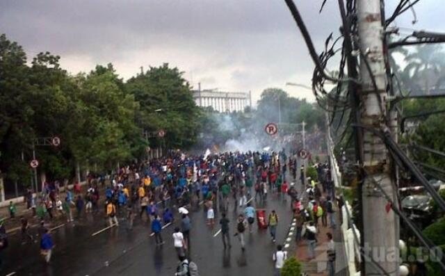 Unjuk Rasa di Kantor Gubernur Sulsel, Mahasiswa Bentrok dengan Aparat Keamanan