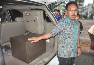 Usai Diperiksa KPK, Sekda Karawang Bawa Pulang Berangkas