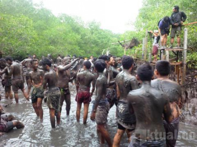 Vakum 60 Tahun, Tradisi Lempar Lumpur Usai Nyepi Dibangkitkan Lagi