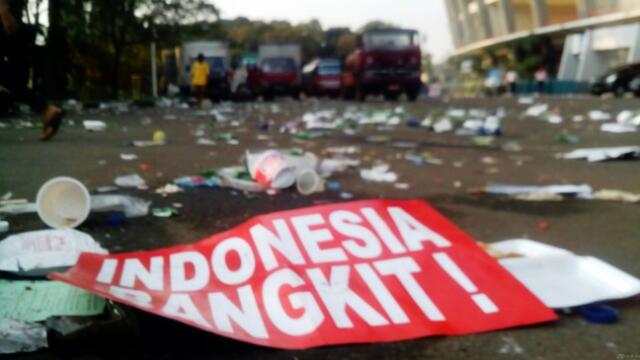Warga Jakarta Jorok Buang Sampah Sembarang