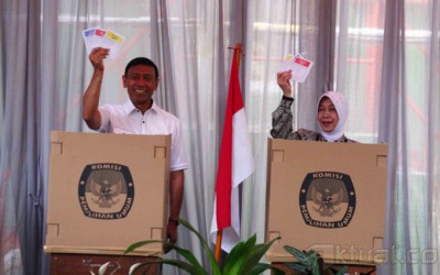 Wiranto Ditemani Istri Nyoblos di TPS 10 Bambu Apus