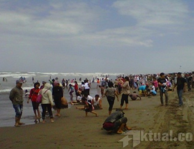 Wisatawan Padati Pantai di Gunung Kidul