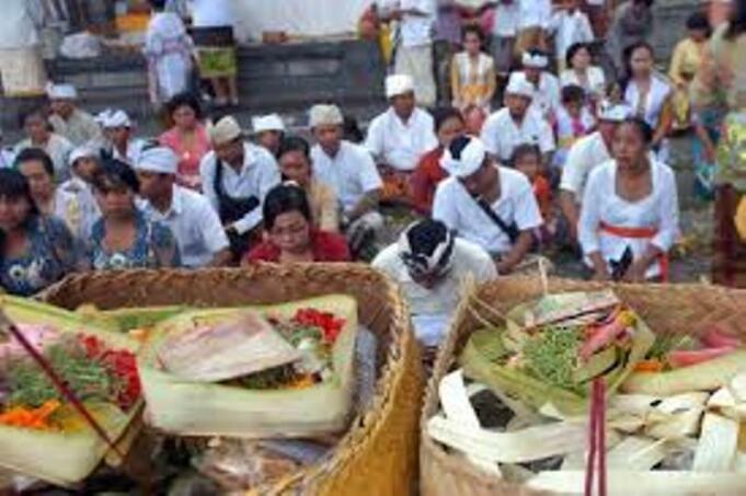Perkuat Silaturahmi Antar Agama, Inilah Tradisi "Ngejot" di Bali Saat