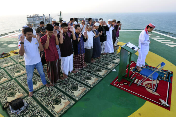 Pekerja mengikuti salat id di anjungan lepas pantai Mike-Mike milik Pertamina Hulu Energi Offshore North West Java (PHE ONWJ) di perairan Jawa Barar, Jumat (17/7).