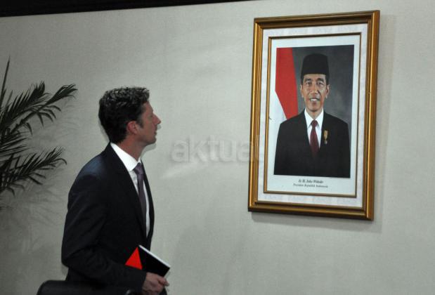 Ketua MPR RI Zulkifli Hasan (kanan), menjawab berbagai petanyaan wartawan disela pertemuan dengan delegasi angota Senator dan Parlemen Australia yang dipimpin oleh Senator Chris Back (kiri), di Gedung Parlemen, Senayan, Jakarta, Senin (28/9/2015). Pertemuan tersebut untuk menjalin kejasama antar parlemen.