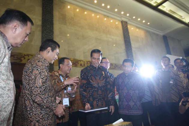 Presiden Joko Widodo membuka Indonesia Banking Expo (IBEX) 2015 yang diselenggarakan oleh Perhimpunan Bank Nasional (Perbanas). IBEX yang diselenggarakan tenggal 9 sd 11 September di JCC ini diharapkan menjadi wadah pertukaran ide perbankan dan regulator. Tampak Direktur Utama Bank BTN Maryono selaku koordinator penyelenggaraan IBEX 2015 berdialaog dengan presiden Jokowi, Ketua OJK  Muliaman D Hadad dan Wadirut Bank BNI Suprajarto usai acara pembukaan IBEX 2015 di Jakarta, Rabu (9/9). AKTUAL/EKO S HILMAN