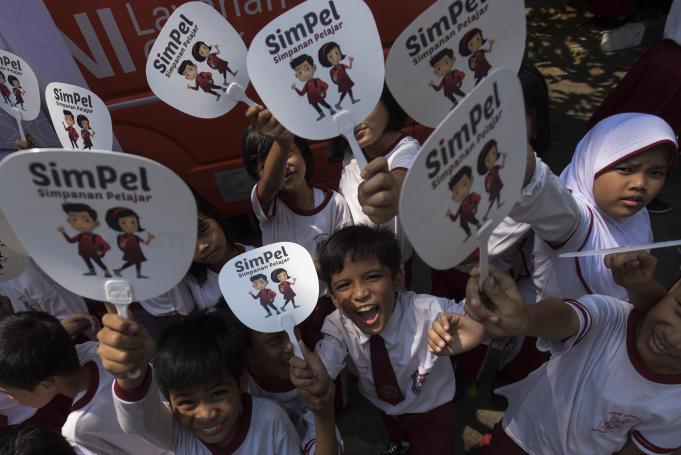 Anak-anak bersorak dalam peluncuran produk Simpanan Pelajar alias 'SimPel' di kawasan SMAN 68 Salemba, Jakarta, Selasa (8/9).