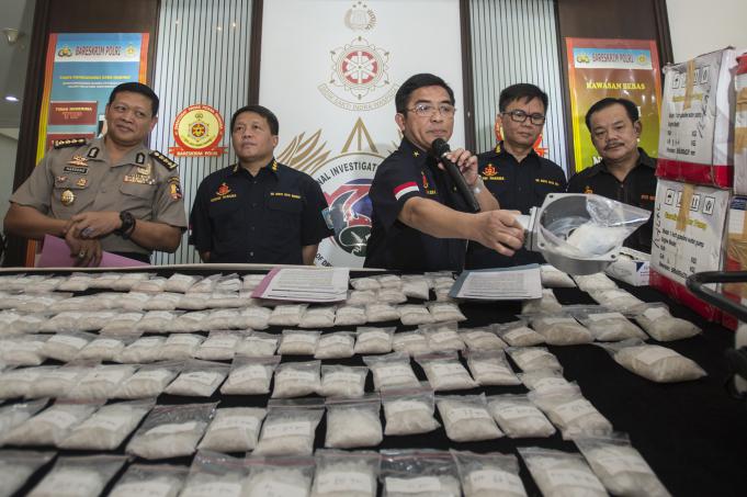 Direktur Tindak Pidana Narkoba Brigjen Pol. Anjan Pramuka Putra (tengah) memperlihatkan cara tersangka menyembunyikan sabu dalam mesin pompa air dalam rilis sabu di Direktorat Tindak Pidana Narkoba Mabes Polri, Jakarta Timur, Jumat (18/9)