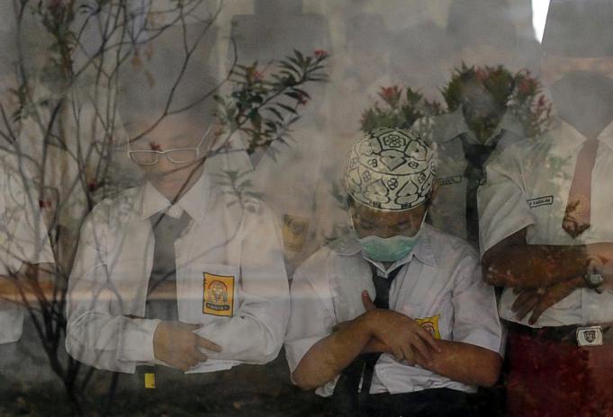 Ratusan siswa dan guru melaksanakan salat minta hujan (Istisqa) di SMPN 7 Jambi, Senin (14/9).