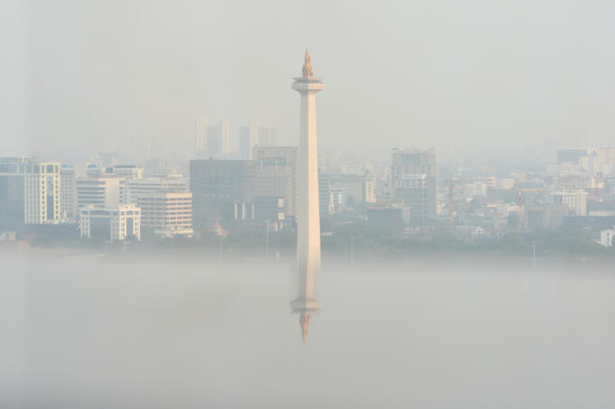 Kabut asap tipis menyelimuti salah satu sudut kota Jakarta, Senin (26/10).