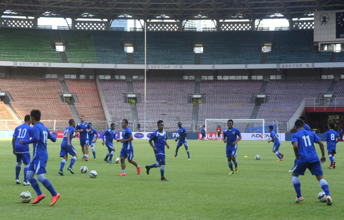 Pemain Persib Bandung mengikuti latihan ketika uji coba lapangan di Stadion Utama Gelora Bung Karno (GBK), Jakarta, Sabtu (17/10).