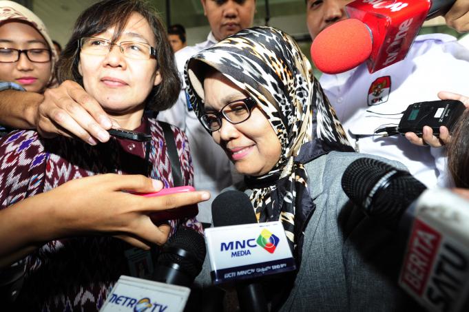 Sekjen DPR Winantuningsih Swasanani (kanan) menjawab pertanyaan wartawan usai menjalani pemeriksaan di Gedung KPK Jakarta, Selasa (27/10).