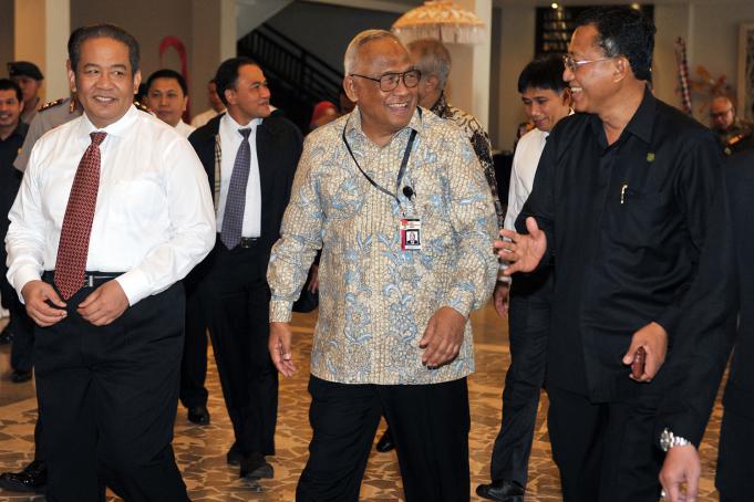 Ketua Komisi Pemberantasan Korupsi (KPK), Taufiequrachman Ruki (tengah) berbincang dengan Jaksa Agung Muda Pidana Khusus Widyo Pramono (kanan) dan Kabareskrim Mabes Polri, Anang Iskandar (kiri) disela Pelatihan Bersama Aparat Penegak Hukum 2015 di Sanur,