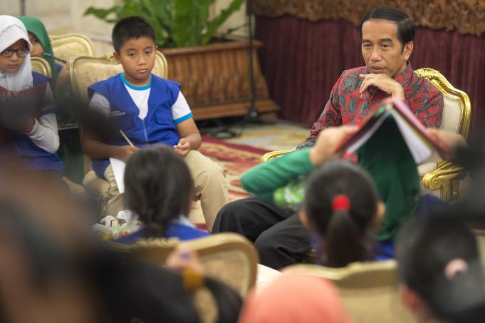 Presiden Joko Widodo (kanan) menjawab sejumlah pertanyaan dari perwakilan siswa sekolah dasar se-Jabodetabek yang berperan sebagai reporter cilik di Istana Negara, Jakarta, Selasa (20/10)