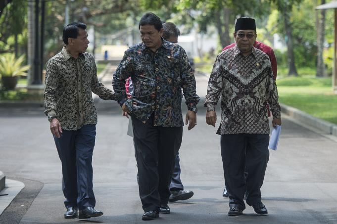 Ketua BPK Harry Azhar Azis (kanan) berjalan bersama dua orang Anggota BPK Achsanul Qosasi (tengah) dan Rizal Djalil (kiri) usai bertemu dengan Presiden Joko Widodo di Istana Merdeka, Jakarta, Senin (12/10).
