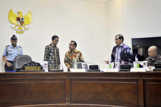 Presiden Joko Widodo (kedua kiri) didampingi Mensesneg Pratikno (ketiga kiri), Seskab Pramono Anung (kedua kanan) serta Kepala Staf Presiden Teten Masduki (kanan) memimpin Rapat Terbatas membahas pelaksanaan BPJS KIP serta KIS di Kantor Kepresidenan, Jakar