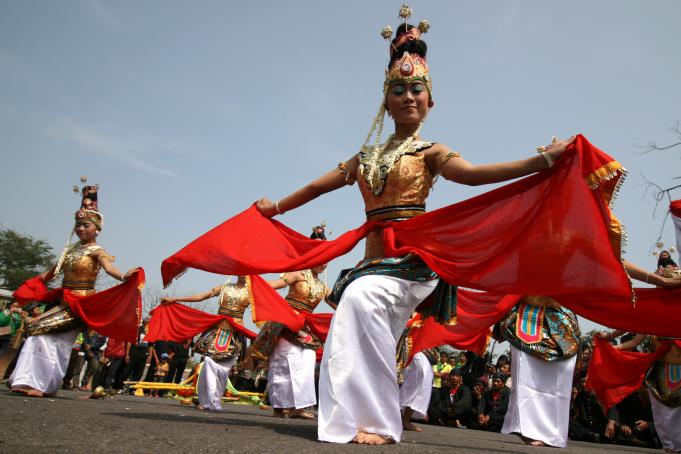 Sejumlah pemudi memperagakan Tari Bedoyo pada prosesi ritual sesaji gunung Kelud di Desa Sugihwaras, Kabupaten Kediri, Jawa Timur, Sabtu (24/10).