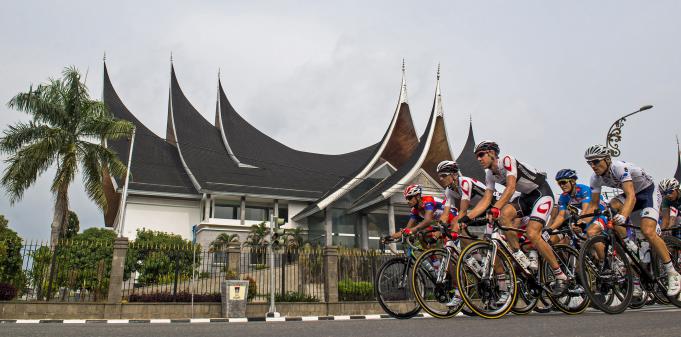 Pembalap sepeda dalam etape pertama Tour De Singkarak 2015 beradu kecepatan saat melintas di depan gedung Bank Indonesia di kota Padang, Sumatera Barat, Sabtu (3/10).