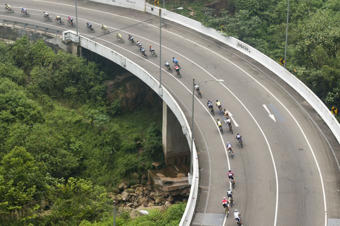 Pembalap sepeda melintasi jembatan kelok sembilan pada Tour De Singkarak Etape Kelima, Lima Puluh Kota, Sumatera Barat, Rabu (7/10).