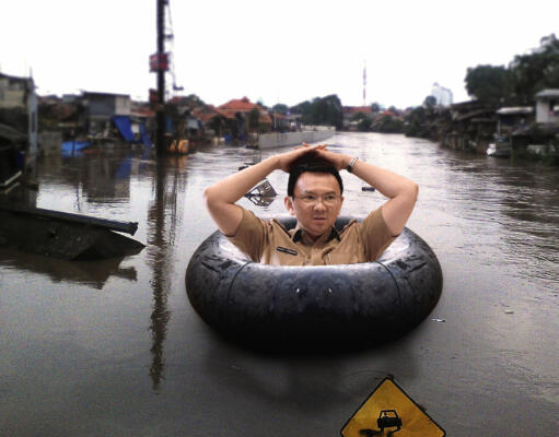 Banjir Kampung Pulo Mencapai Leher Orang Dewasa