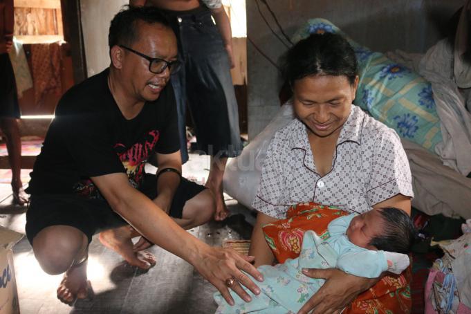 Ramadhan Pohan bertemu seorang ibu dan bayi yang masih berumur 4 hari korban banjir di Medan Polonia