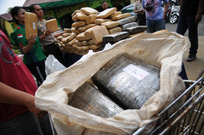 Kapolresta Depok Kombes (Pol) Dwiyono (kedua kiri) bersama Kasat Narkoba Kompol Vivick Tjangkung (kiri) menunjukkan barang bukti ratusan bal ganja kering berikut tersangka saat gelar perkara di Mapolresta Depok