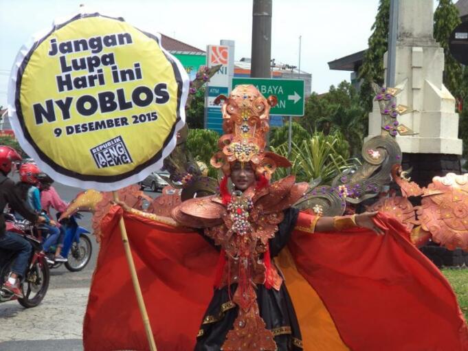 Komunitas Seni dan Budaya Solo, Jawa Tengah, Rayhan Agil Pamungkas (15) saat melakukan aksi “Jangan Lupa Hari Ini Nyoblos” di Titik Nol Solo, Jawa Tengah, Rabu (9/12)