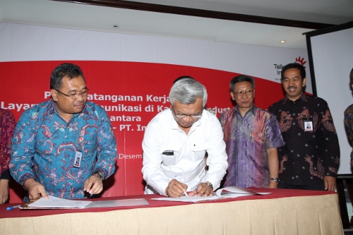 (Kanan – Kiri ) Direktur Enterprise & Business Service Telkom Muhammad Awaluddin dan Dirjen Pengembangan Perwilayahan Industri (PPI) Kementerian Perindustrian Republik Indonesia Imam Haryono menyaksikan Direktur Utama IMIP Alexander Barus dan Executive Vice President Telkom Regional VII Kawasan Timur Indonesia Muhammad Firdaus saat menandatangani Perjanjian Kerjasama Penyediaan Layanan Telekomunikasi antara Telkom dengan PT. Indonesia Morowali Industrial Park (IMIP) di Jakarta.