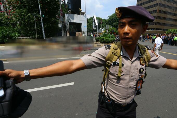 BEberapa polisi mengevakusi korban penembakan di kawasan Sarinah, Jakarta Pusat, Kamis (14/1). Ledakan di pos polisi depan Sarinah berbuntut dengan aksi baku tembak. AKTUAL/TINO OKTAVIANO