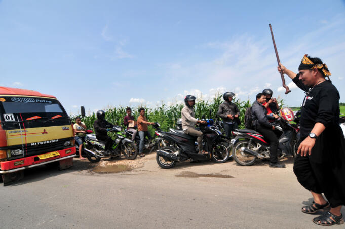 Bupati Tegal, Enthus Susmono memberikan pengarahan kepada supir usai menghadang truk yang melintas saat sidak di jalan alternatif Brebes-Tegal Desa Pagerbarang,