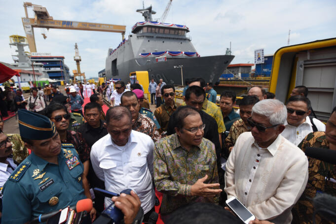 Menko Bidang Maritim dan Sumber Daya Rizal Ramli (kedua kanan), Menteri Pertahanan Ryamizard Ryacudu (kedua kiri), Menteri Pertahanan Filipina Voltaire T Gazmin (kanan) dan KSAL Laksamana TNI Ade Supandi (kiri) memberikan keterangan kepada wartawan usai pe
