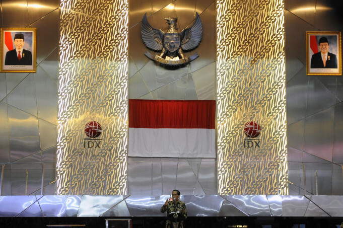 Presiden Joko Widodo menyampaikan sambutan usai membuka perdagangan saham perdana tahun 2016 di Bursa Efek Indonesia, Jakarta,