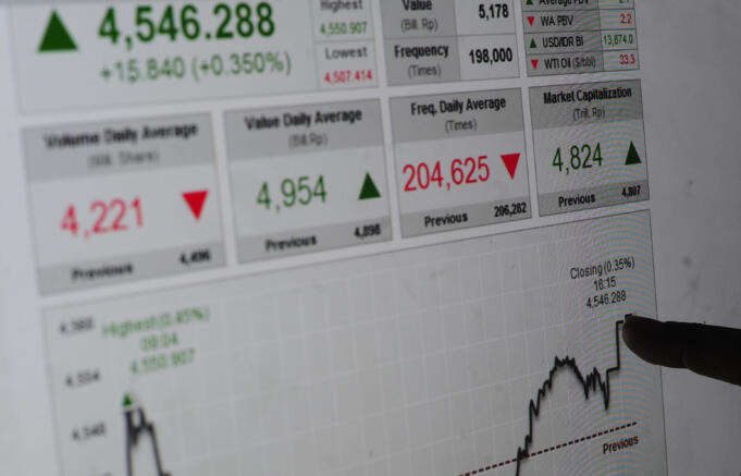 Warga mengecek perdagangan saham di Jakarta, Jumat (8/1).