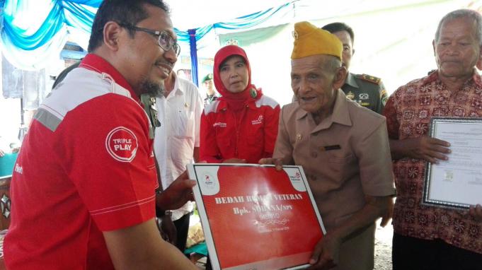 Deputy Executive Vice President Infrastructure Telkom Regional 3 Jawa Barat Soendojoadi menyerahkan Hasil Bedah Rumah kepada Veteran Bapak Sobana di Tasikmalaya.