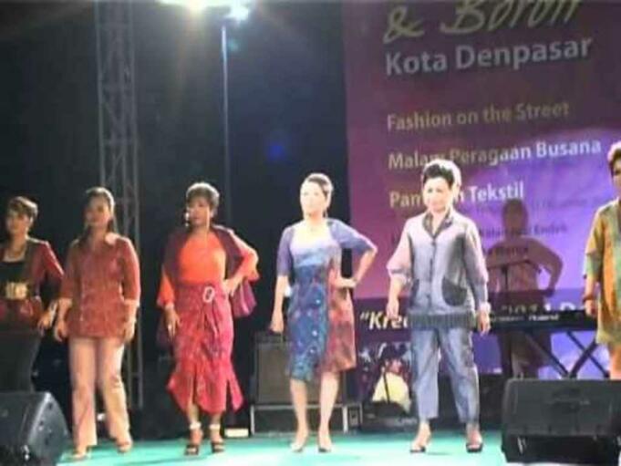 Peragaan Busana Seragam Sekolah Endek