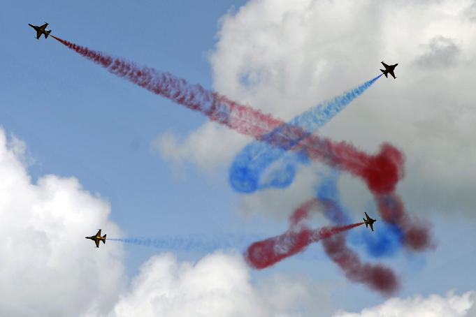 Tim aerobatik Black Eagles dari Angkatan Udara Republik Korea Selatan melakukan manuver dalam Singapore Airshow 2016 di Changi, Singapura, Selasa (16/2).