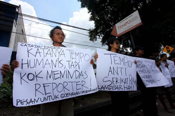 Aktivis yang tergabung dalam Aliansi Jurnalis Independen (AJI) Yogyakarta menggelar aksi damai di depan kantor PT Tempo Inti Media Biro Jateng dan Daerah Istimewa Yogyakarta, Jumat (26/3).