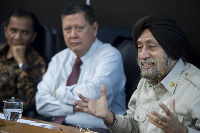 Ketua Komnas HAM Nur Kholis (kiri), Pendiri dan Ketua Foundation for International Human Rights Reporting Standards (FIHRRST) Marzuki Darusman (tengah) dan Pendiri FIHRRST H.S. DIllon (kanan) menjadi nara sumber dalam rapat dengar pendapat tentang Efektivi