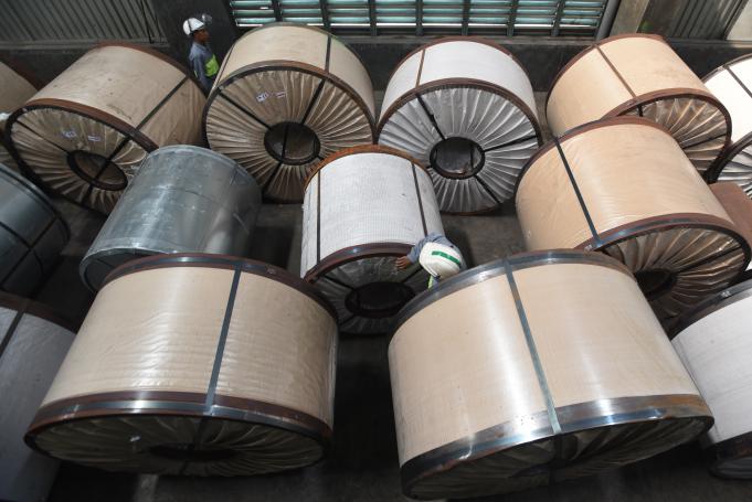 Pekerja mengecek lembaran baja di pabrik Sunrise Steel, Mojokerto, Jawa Timur, Kamis (18/2).