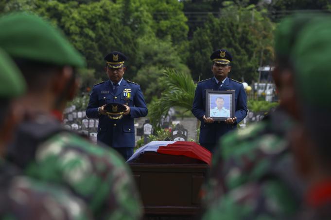 Sejumlah anggota TNI berada di dekat peti jenazah pilot korban jatuhnya pesawat latih militer Super Tucano, Mayor Penerbang Ivy Safatilah saat prosesi pemakaman secara militer di Taman Makam Pahlawan Kusumanegara, DI Yogyakarta, Kamis (11/2)