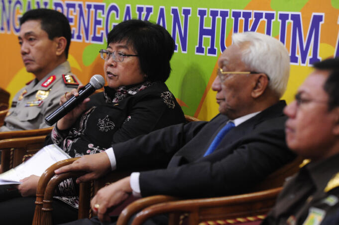 Menteri Kehutanan dan Lingkungan Hidup Siti Nurbaya (kedua kiri) bersama Kabaharkam Polri Komjen Pol Putut Eko Bayuseno (kiri), Wakil Ketua Mahkamah Agung M Saleh (kedua kanan) dan Jampidum Kejagung Noor Rachmad memberikan keterangan usai kegiatan Lokakar