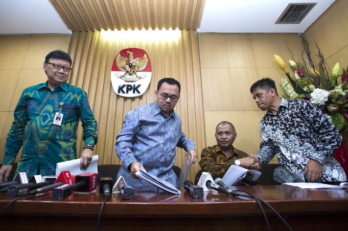 Ketua KPK Agus Rahardjo (kedua kanan), Menteri ESDM Sudirman Said (kedua kiri), Mendagri Tjahjo Kumolo (kiri) dan Koordinator Koalisi Anti Mafia Tambang Pius Ginting (kanan) bergegas usai memberikan keterangan pers hasil rapat koordinasi di Gedung KPK, Jak