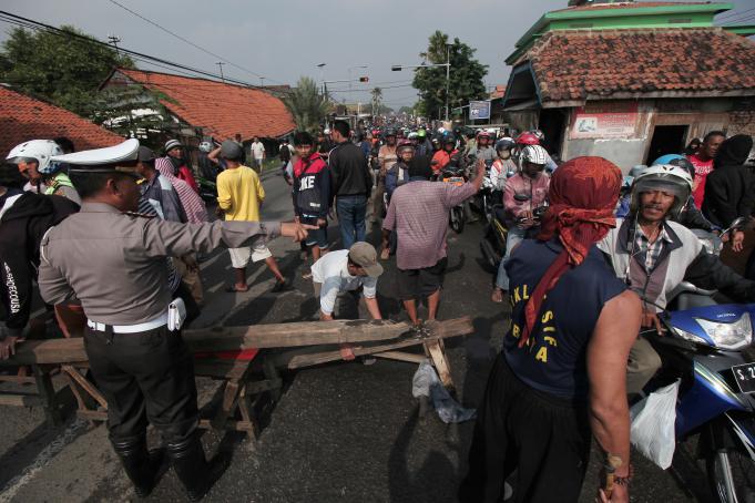 Warga memblokir jalan saat unjuk rasa di jalan Kalianak, Surabaya, Jawa Timur, Senin (22/2).